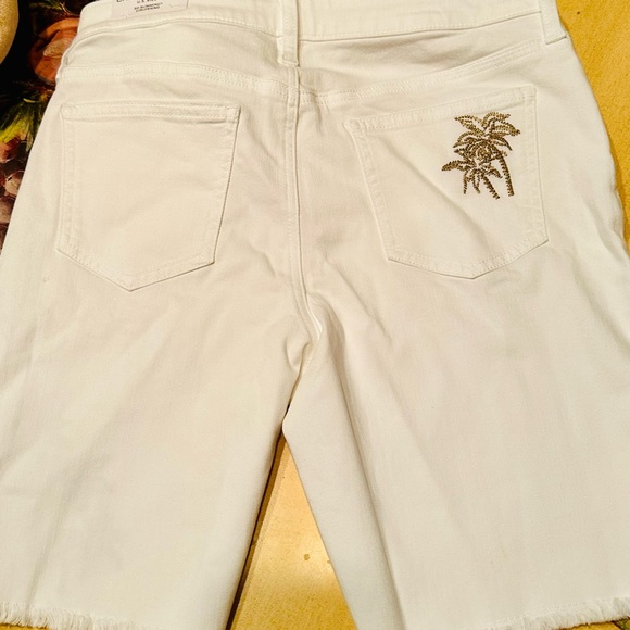🎁NWT Chico’s White Denim Shorts Gold Detail 6🎁 - Picture 2 of 4